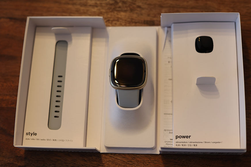 Man sieht die Fitbit Sense 2 in ihrem Karton.